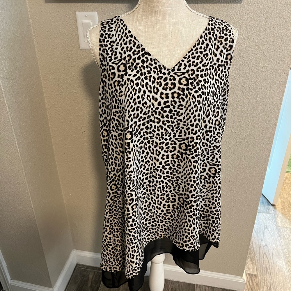 Leopard tank with black trim